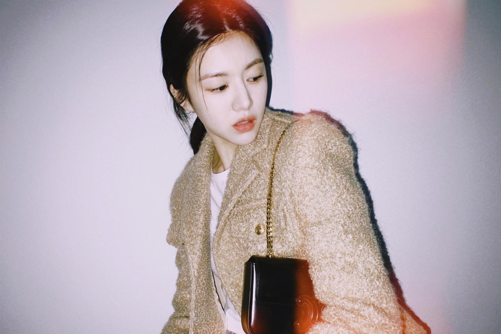 貴氣感的粗花呢外套裡面搭配白色T恤中和整體風格