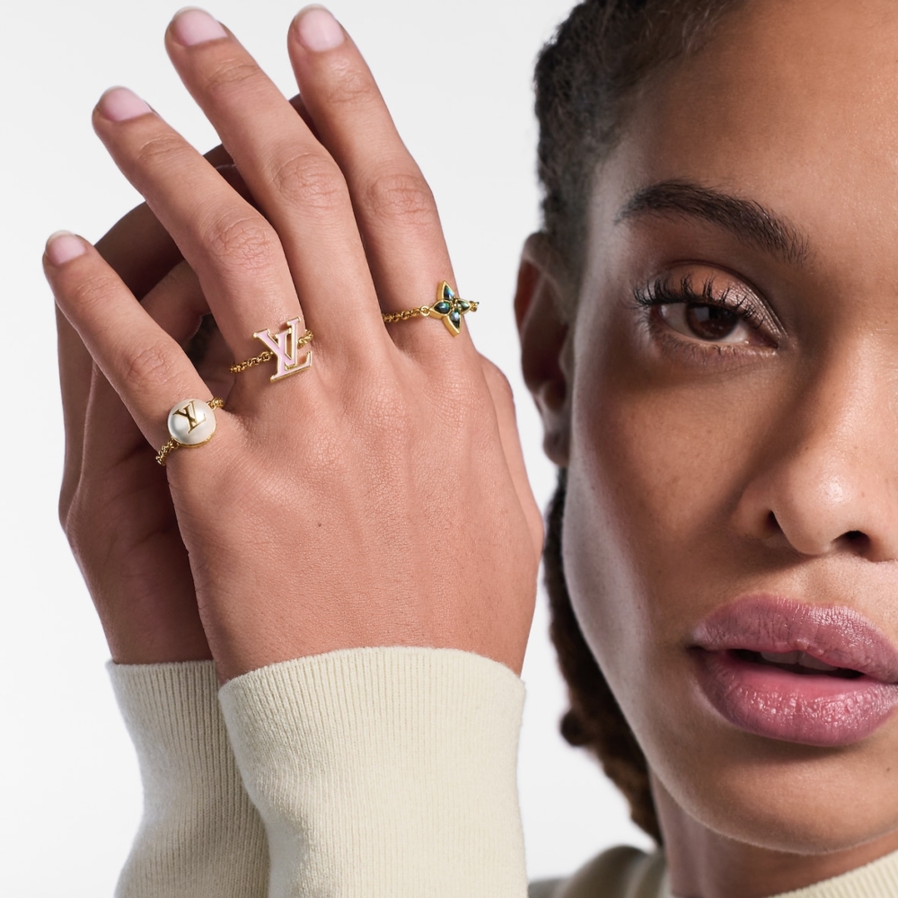 精選品牌三件組的戒指套裝，融合品牌的標誌性設計。