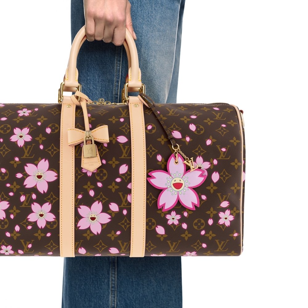 經典Monogram圖案和天然牛皮點綴的搭帶。