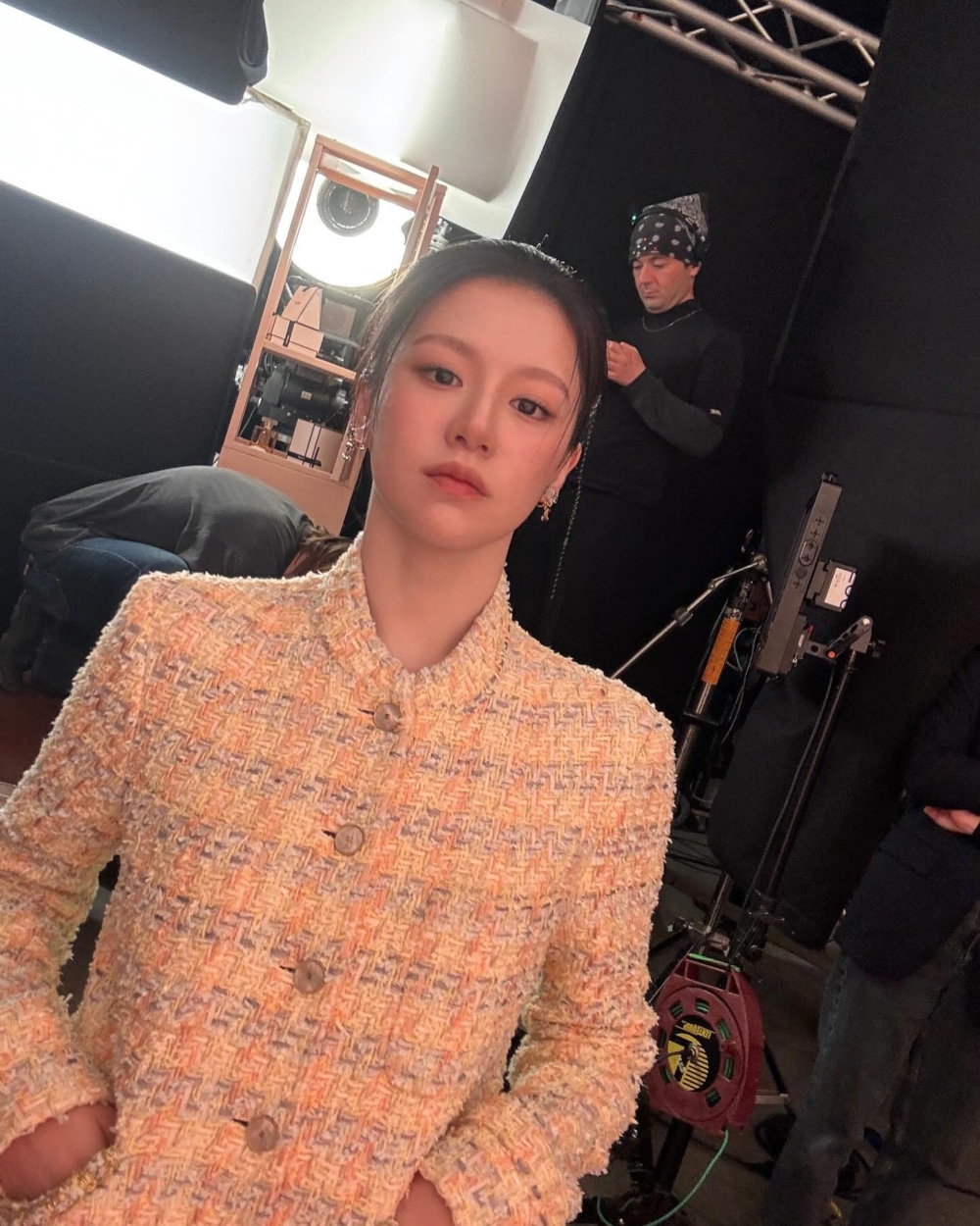 粗花呢外套更顯高允貞的成熟氣質