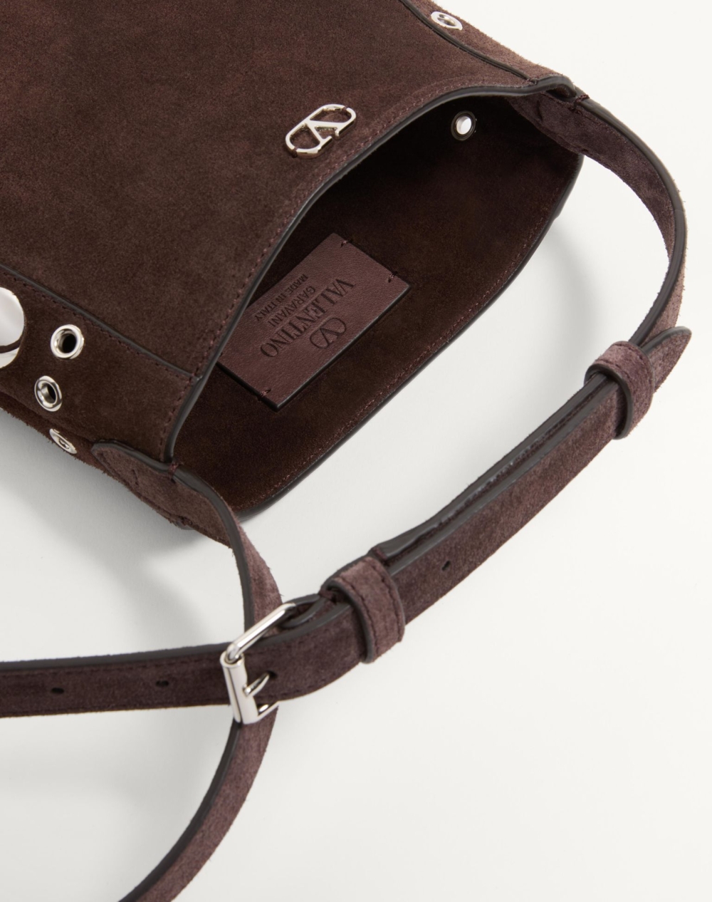 以柔軟麂皮打造。