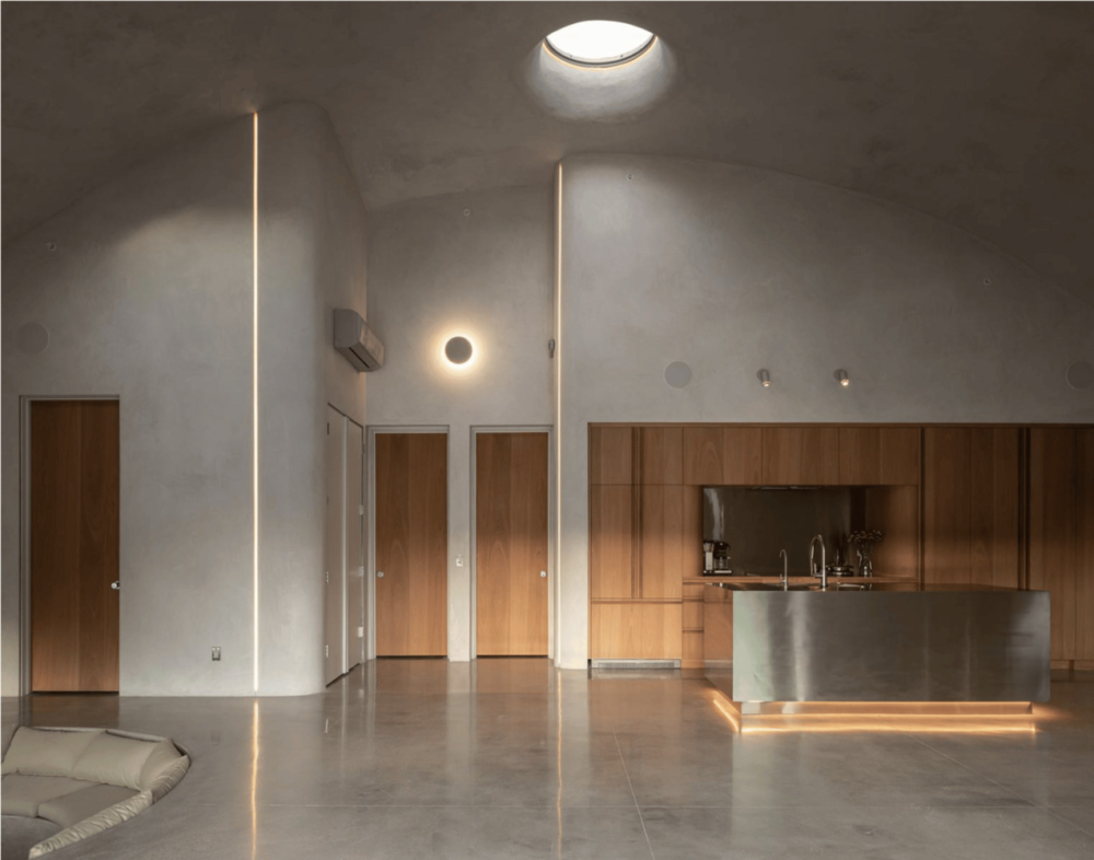 陽光灑入室內呈現較為柔和親近的空間感。