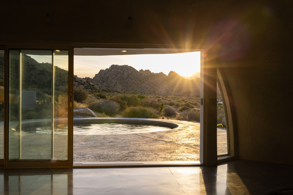 戶外則有鋪設露台、內建式座椅、涼亭與圓形泳池。