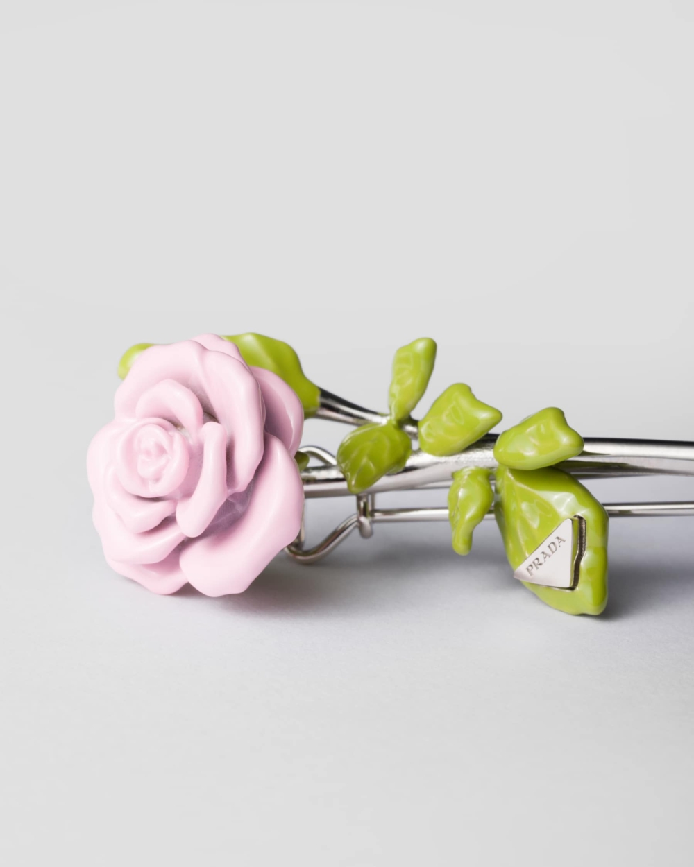 花朵的精緻優雅，為這款髮飾增添不凡的美感。