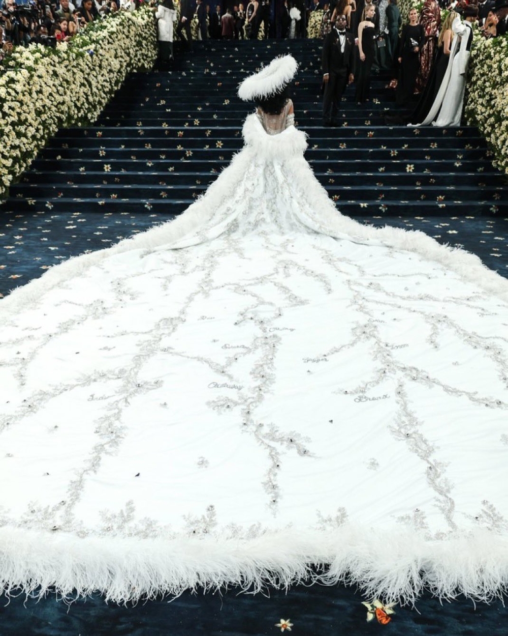 選穿親自參與設計的Eleven Sixteen訂製禮服