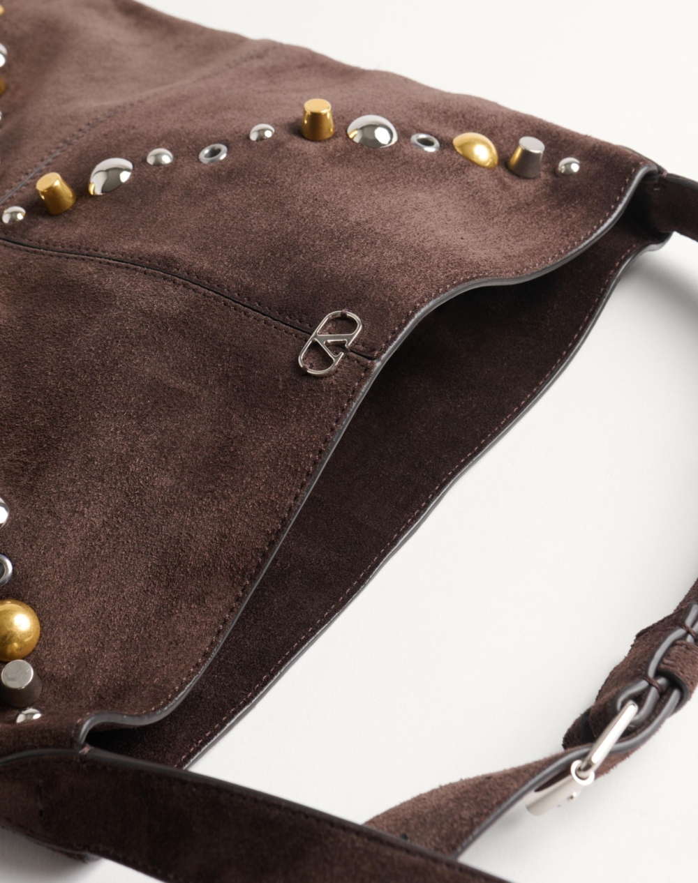 Valentino Garavani Nellcôte配有各種形狀和尺寸的流蘇和鉚釘。