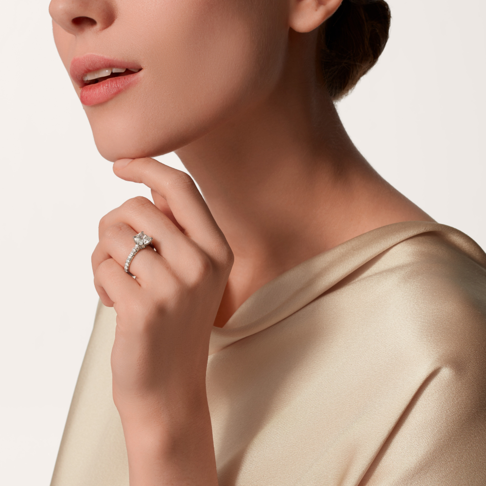 Cartier 1895單鑽戒指，枕形切割鑽石，鋪鑲鑽石