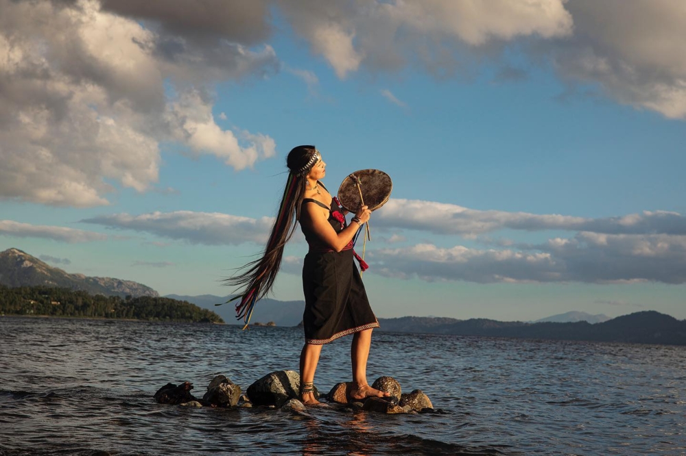 阿根廷巴塔哥尼亞拍攝的長髮巫醫(machi)