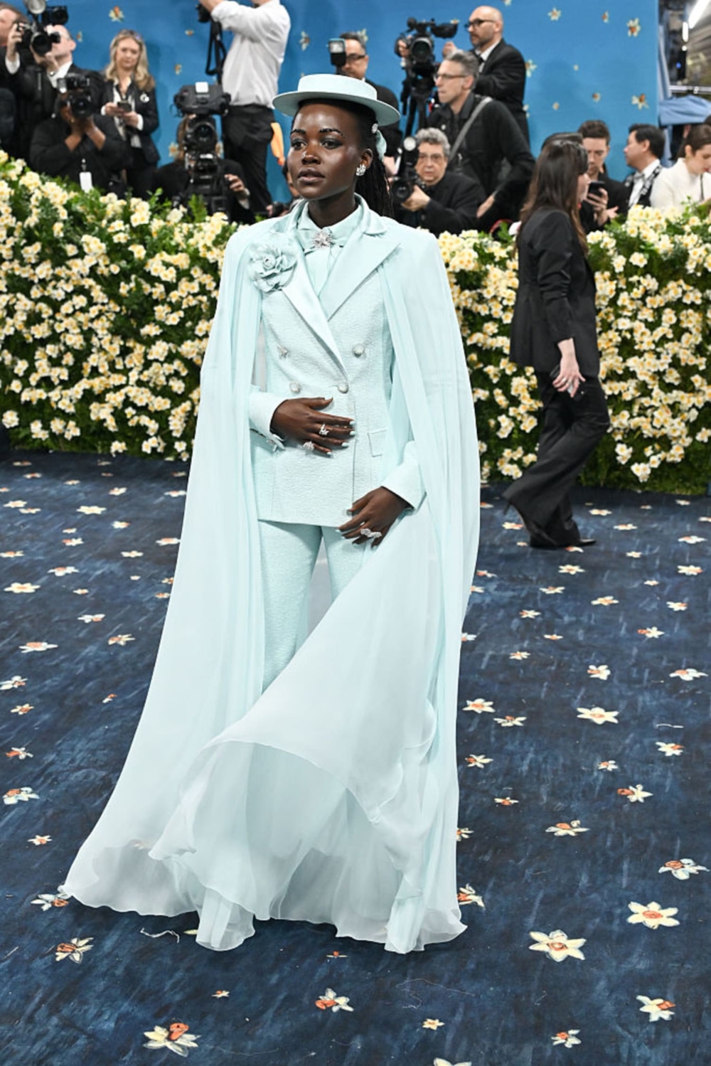 Lupita Nyong’o出自於CHANEL特別訂製的薄荷綠調禮服搭配大山茶花胸針