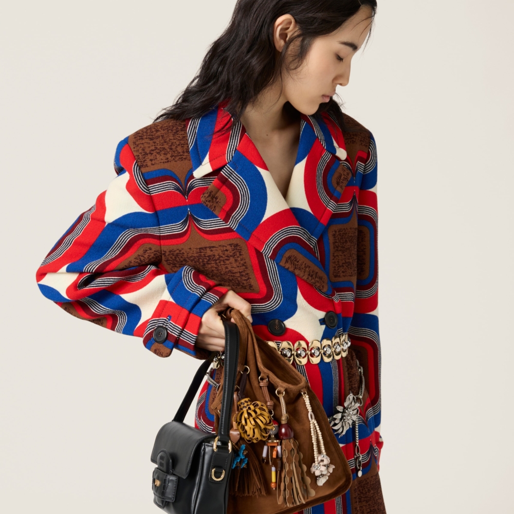 完美詮釋現代女性的摩登與柔美。