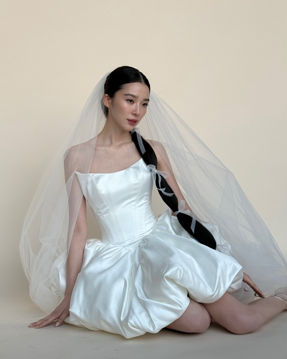 Irene Kim 的婚紗包括這件由 Nicole + Felicia 設計的帶有泡泡裙的絲綢緊身胸衣禮服