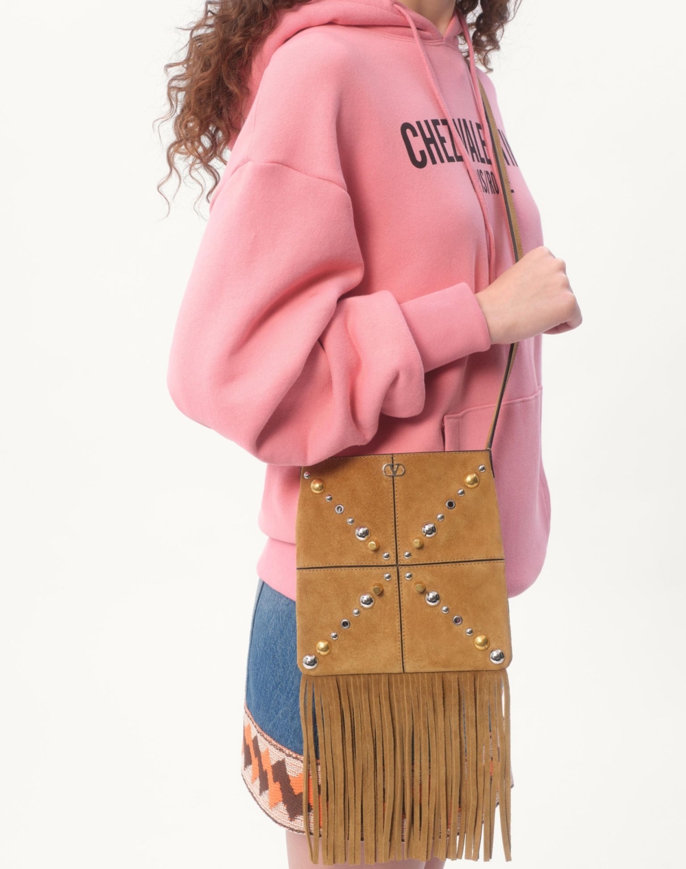 模特兒演繹Valentino Garavani Nellcôte流蘇包。