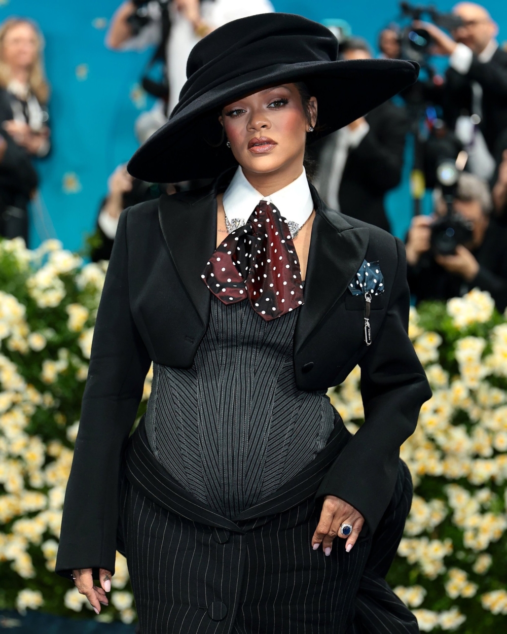 Rihanna穿上Marc Jacobs訂製服裝高調登場