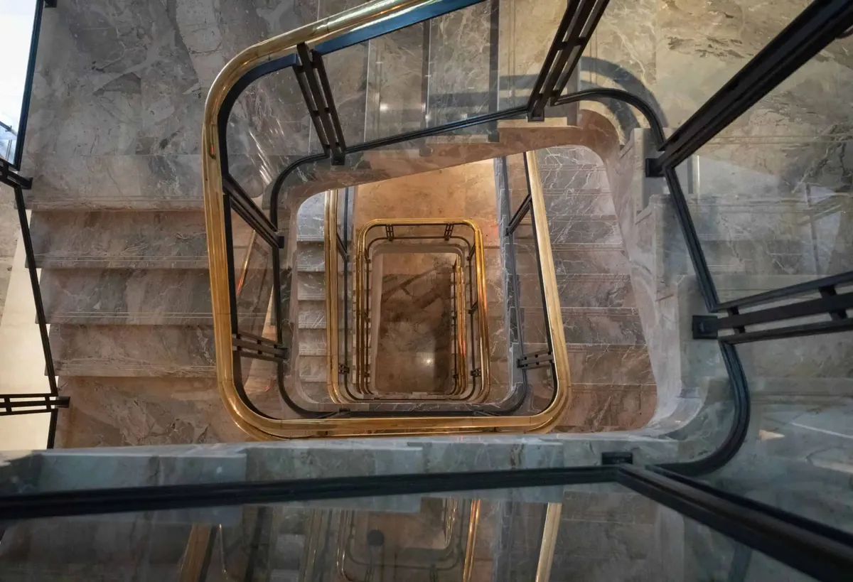 沿著樓梯拾級而上，訪客正式進入昔日弗里克家族的私密宅邸空間