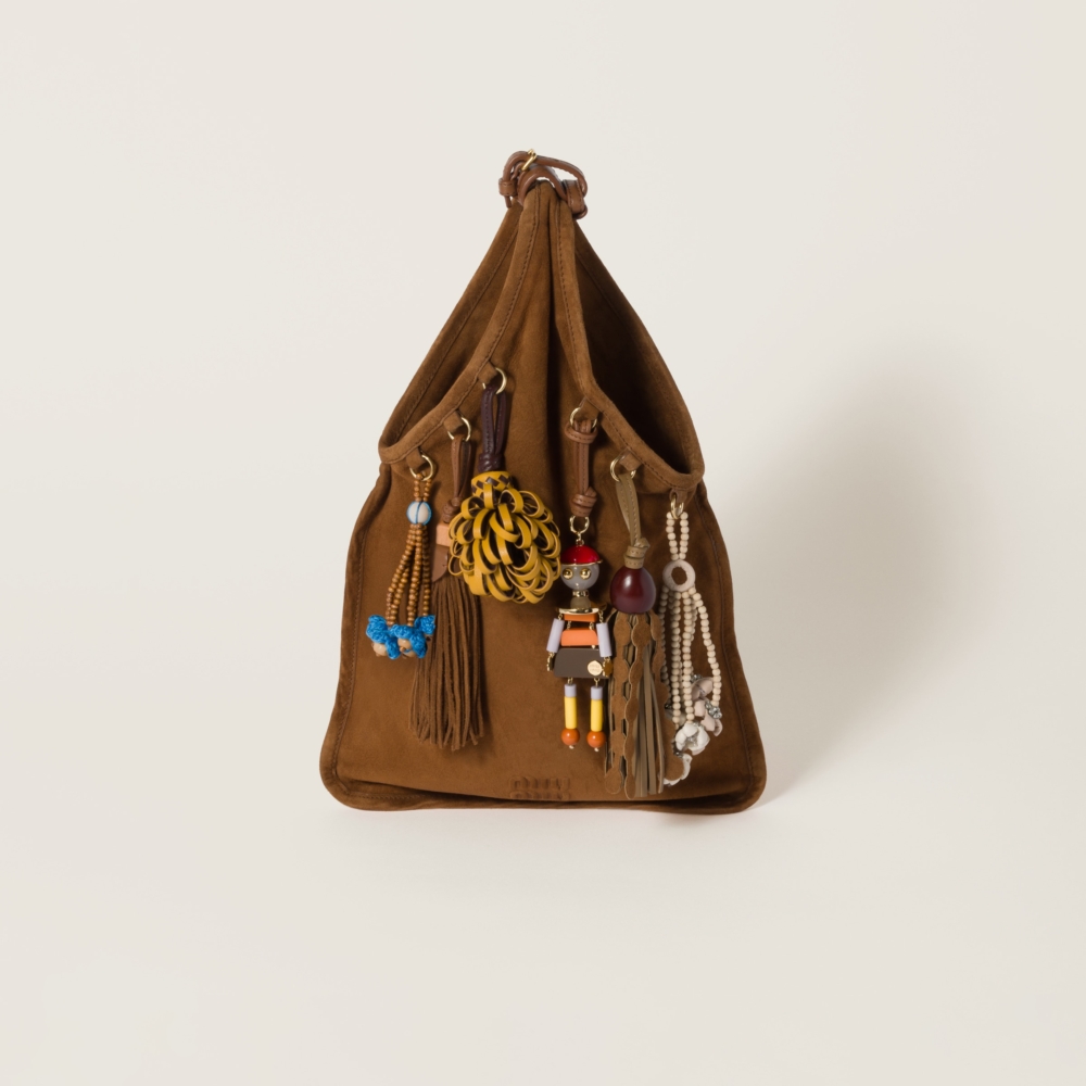 採用100%小羊麂皮製成。