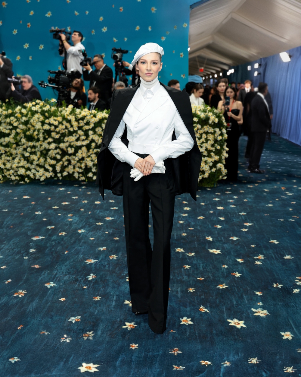 Hunter Schafer選穿Prada黑與白的極簡配色造型