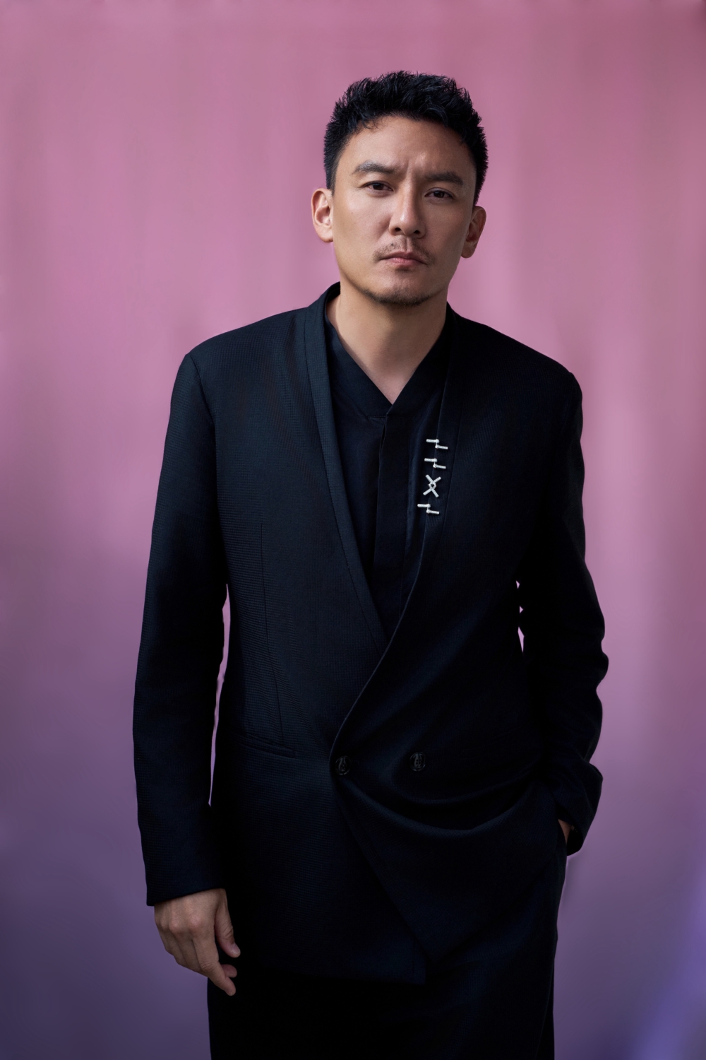 導演雙週單元競賽片《Lucky Lu》紅毯上,演員張震選穿 Giorgio Armani 西裝出席,沉穩剪裁與質感面料烘托其一貫低調內斂的紳士氣場。