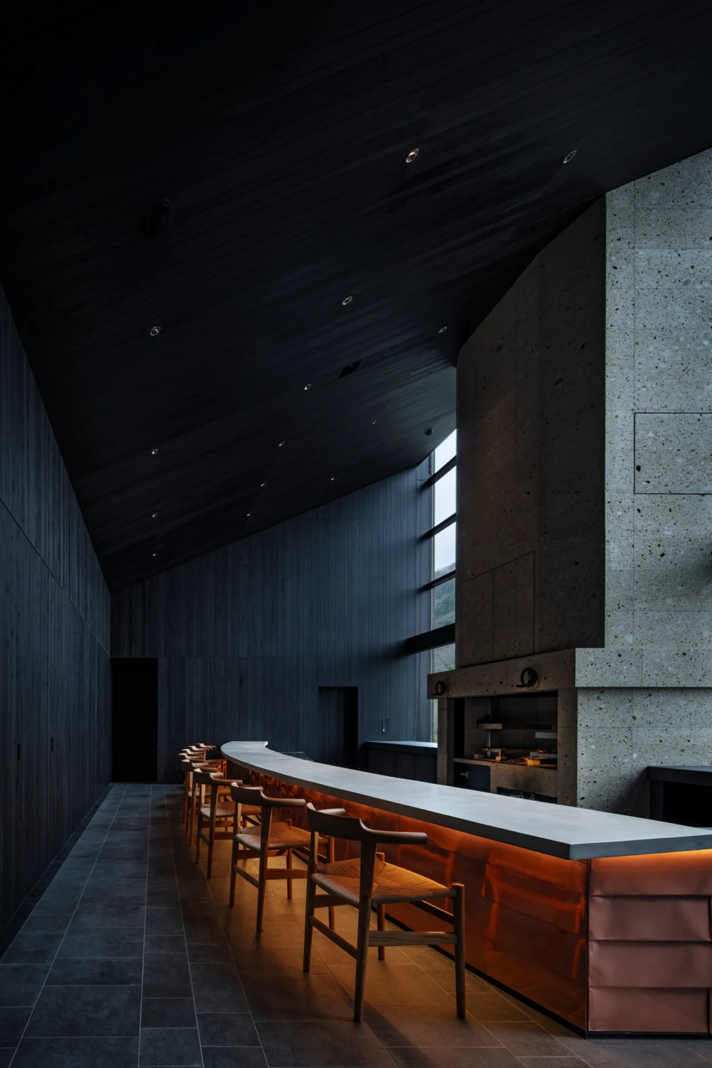 靠近別墅區的「Kigi」餐廳為住客專屬,以「火與水」為概念。