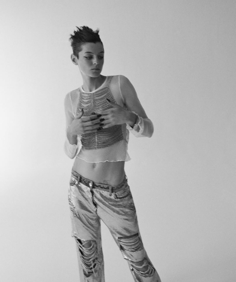 Emma Corrin更以真實和勇敢的姿態贏得了許多人的尊重與喜愛