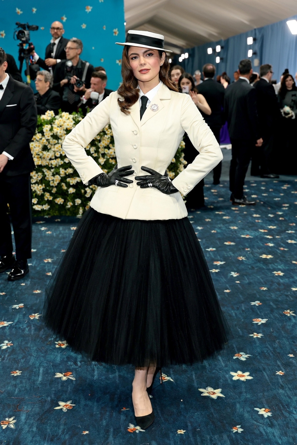 Monica Barbaro完美致敬Dior著名的「New Look」剪影