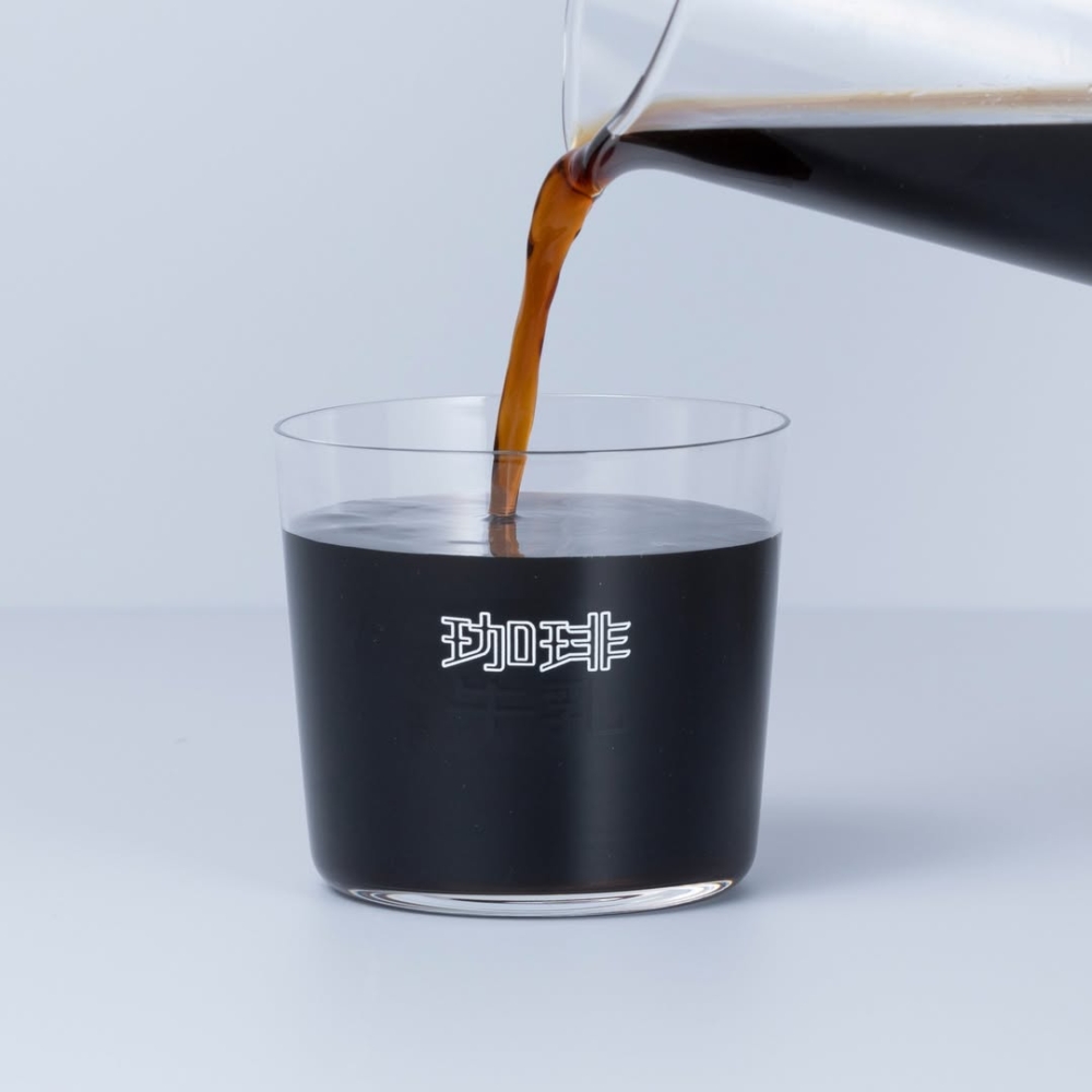 當你倒入深色的黑咖啡時，只會浮現白色框線的「咖啡」字樣