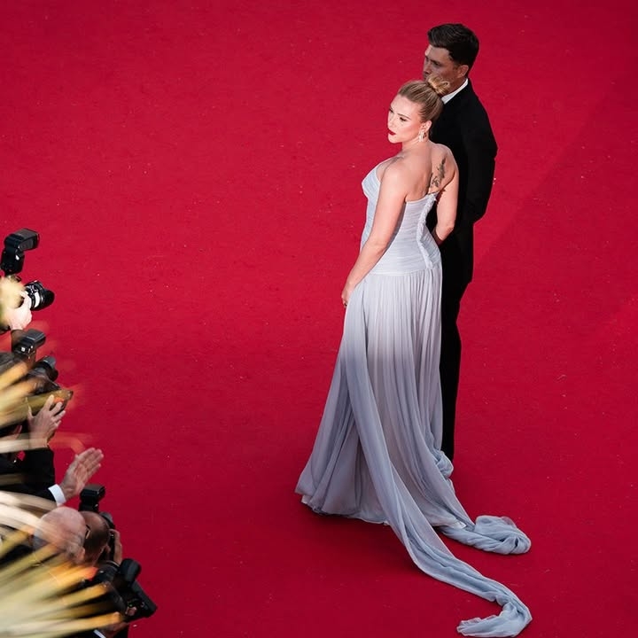 Scarlett Johansson穿著Prada訂製禮服出席第78屆康城影展之 “Vie Privée” 紅毯,身穿Prada 淡藍色雪紡長禮服,裙身飾以精緻褶皺細節。