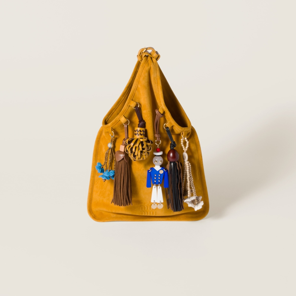 Miu Miu的Suede Bag with Trick採用高品質的小羊麂皮製成。