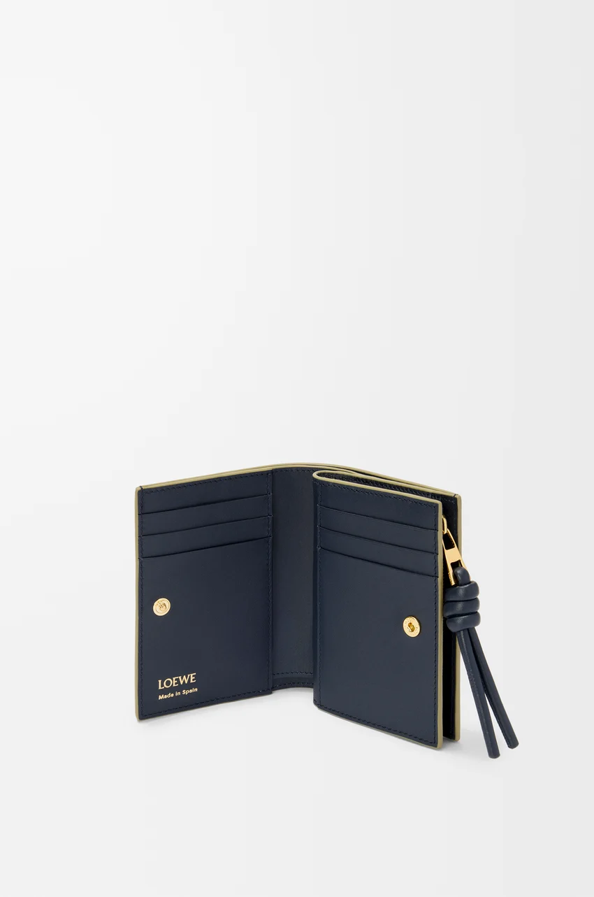 以按扣閉合，細節精緻又富層次感。