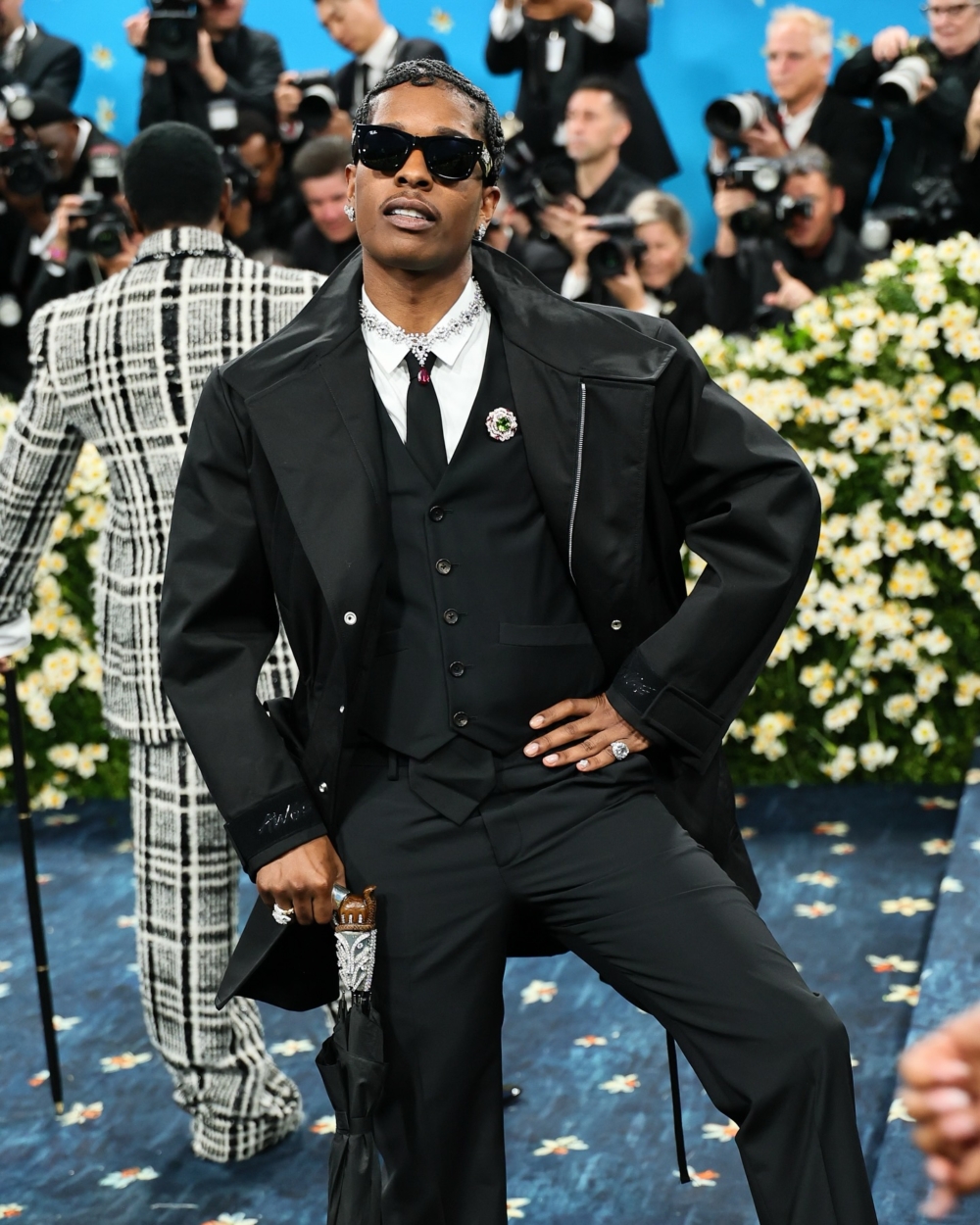 ，A$AP Rocky也穿上由自家創意機構AWGE設計的服裝