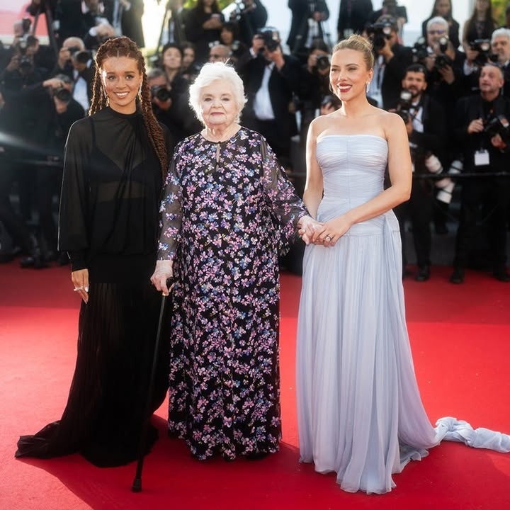 Scarlett Johansson穿著Prada訂製禮服出席第78屆康城影展之 “Vie Privée” 紅毯,身穿Prada 淡藍色雪紡長禮服,裙身飾以精緻褶皺細節。