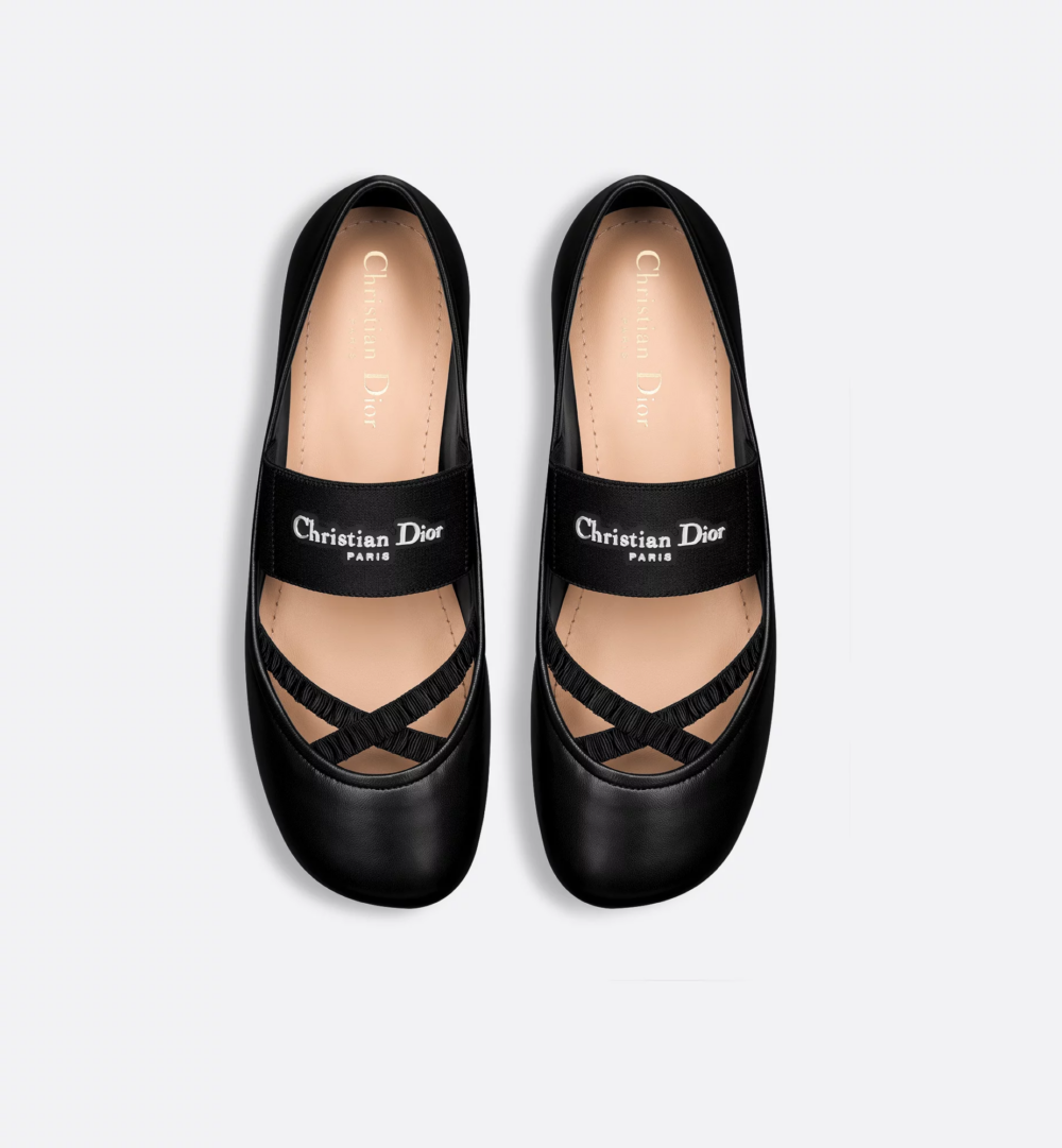 黑色羊皮鞋面的正面配有同色系彈性幼搭帶。