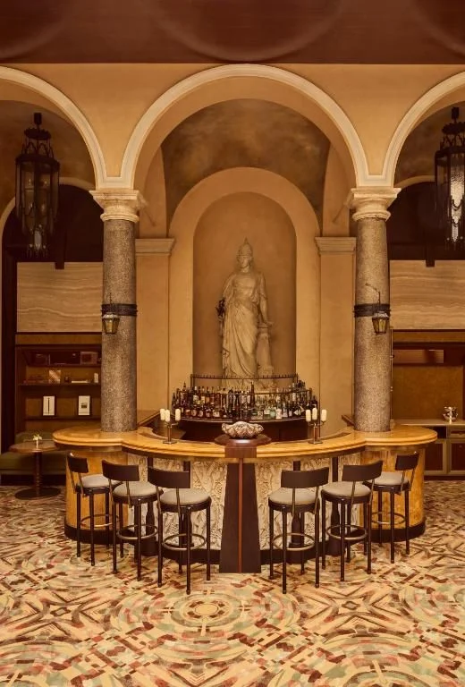 La Minerva設有兩處餐廳與酒吧。