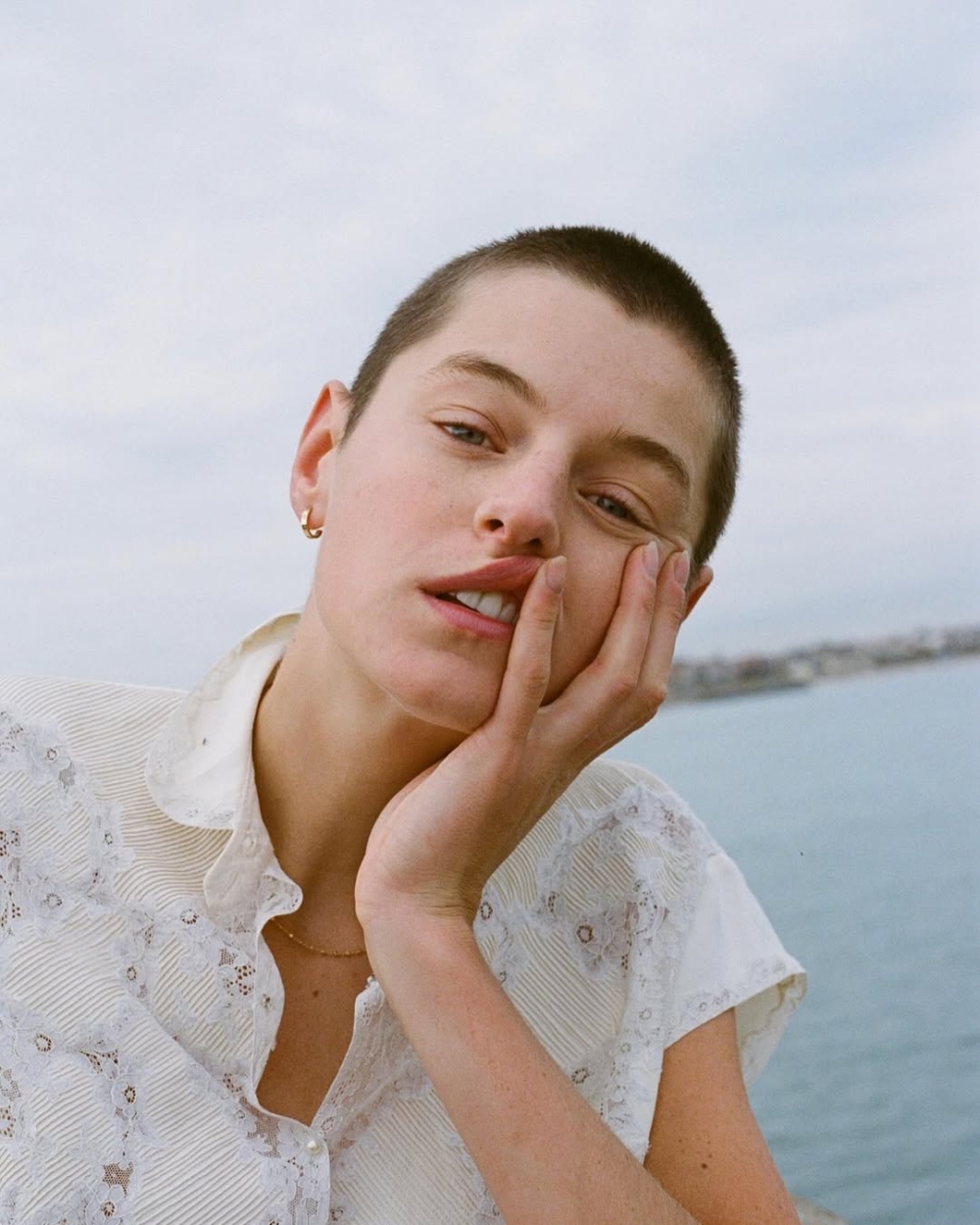 她公開自己是酷兒（Queer）和非二元性別者（Nonbinary）