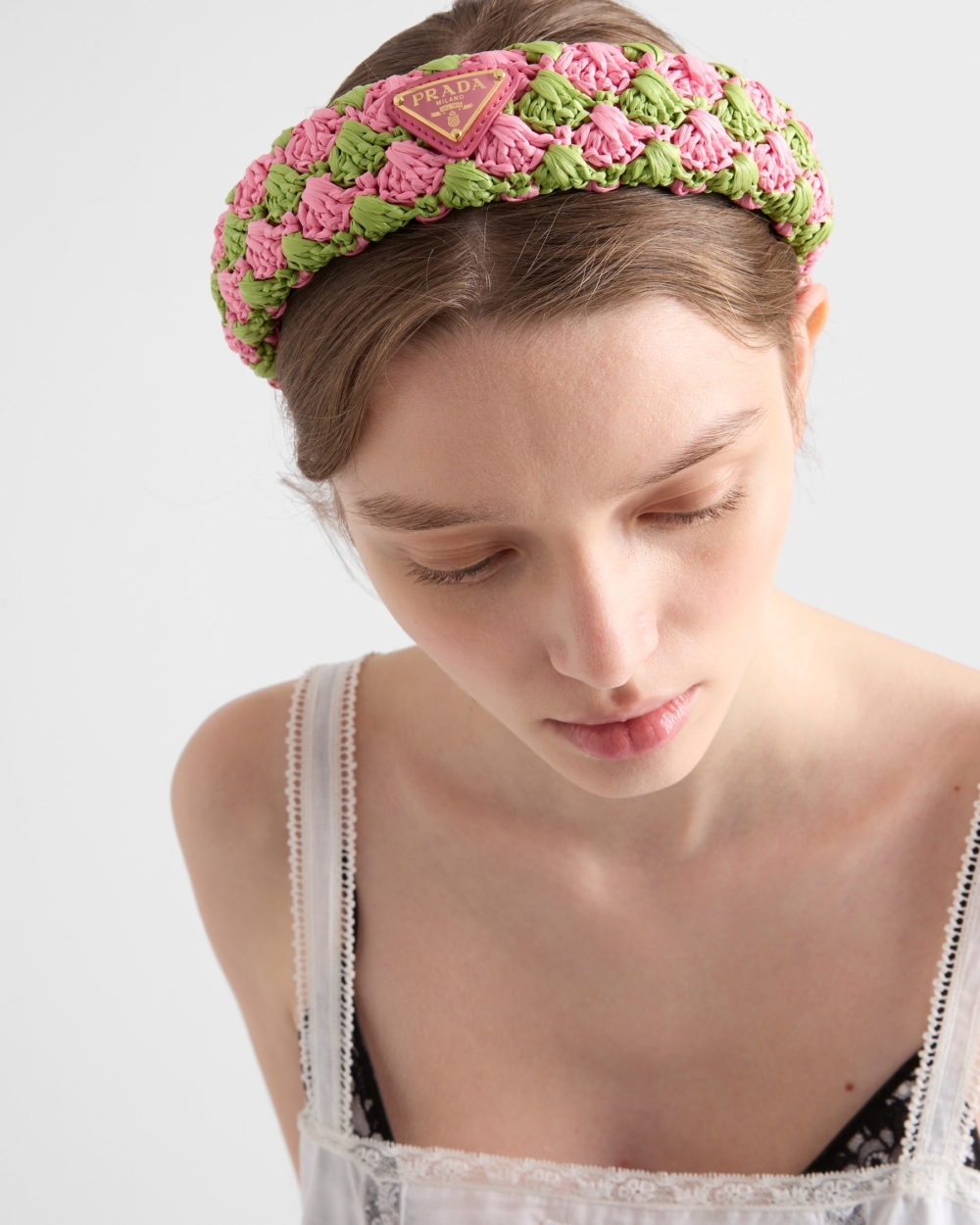 模特兒演繹Crochet headband。