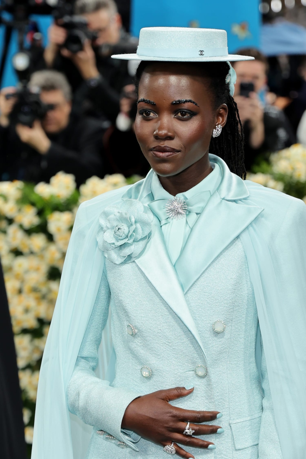 Lupita Nyong’o出自於CHANEL特別訂製的薄荷綠調禮服搭配大山茶花胸針