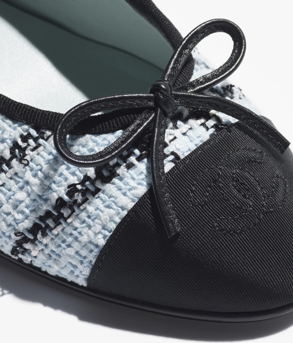 搭配黑色圓頭設計與蝴蝶結綁帶。