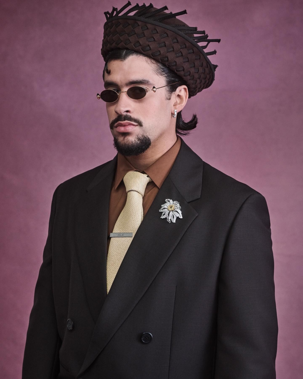 Bad Bunny 身穿巧克力色訂製 Prada 西裝