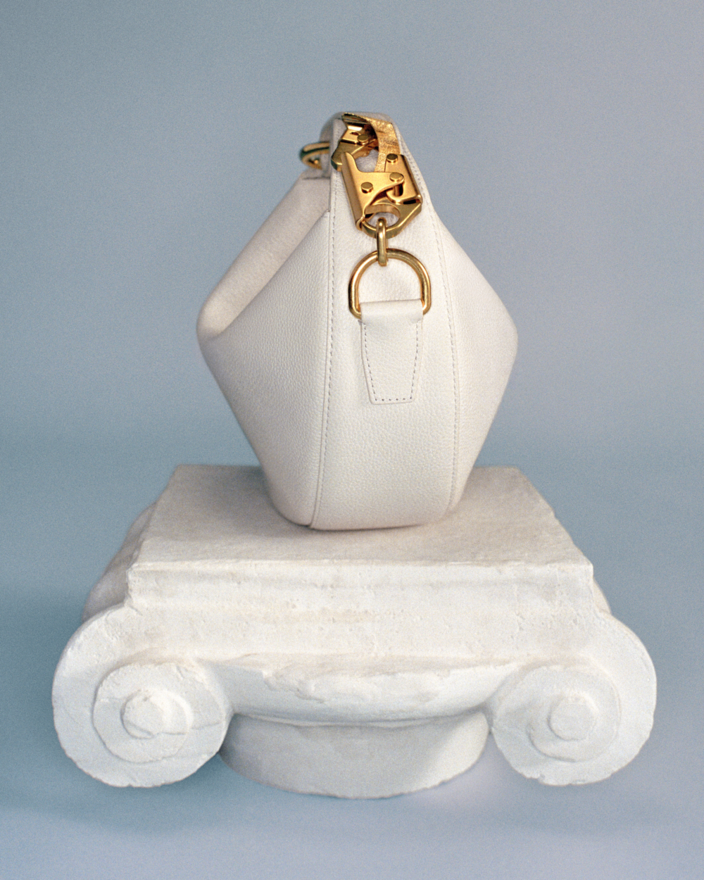 Burberry皂白色Knight Arc包