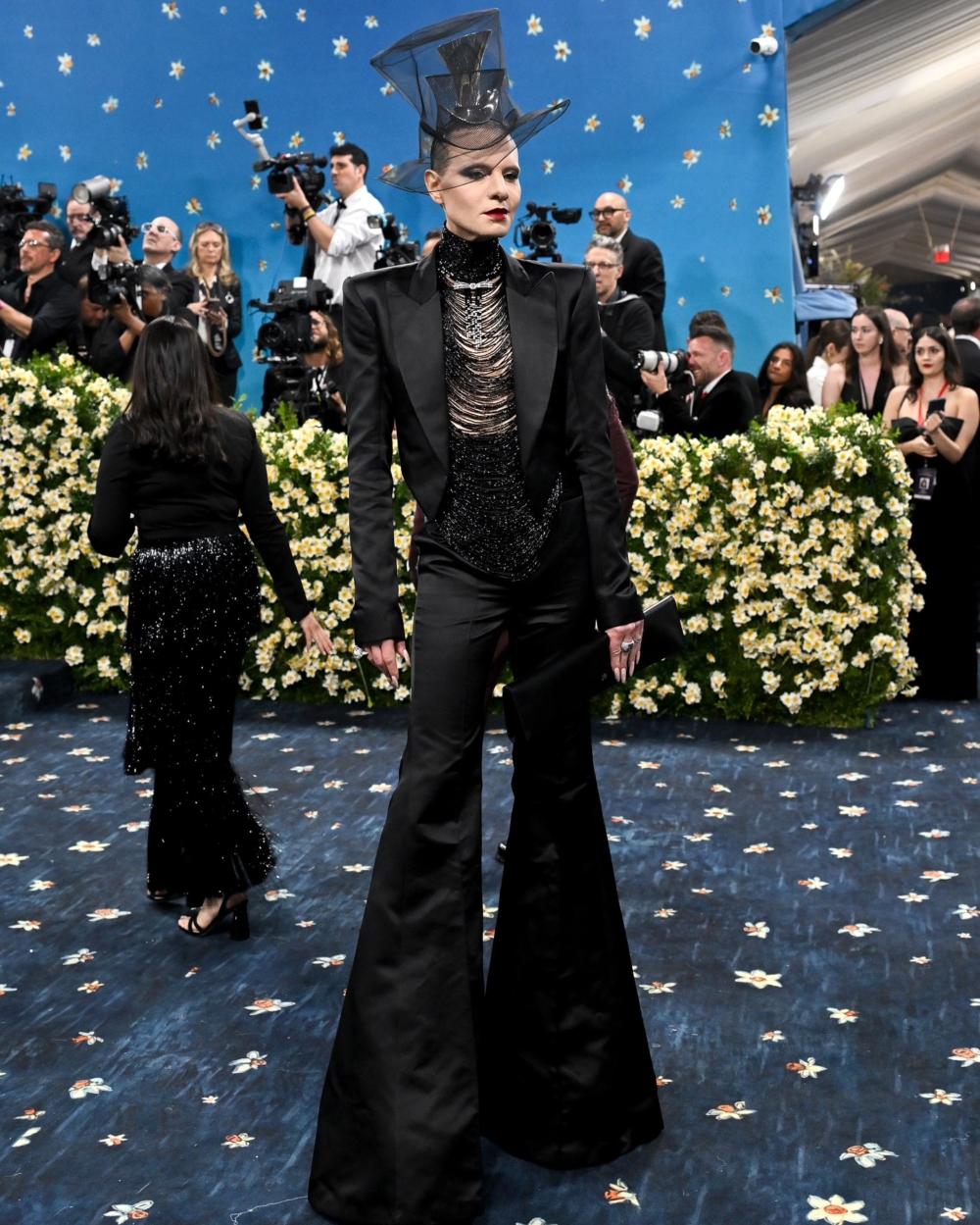 Jordan Roth選擇一身全黑的LaQuan Smith高定裝束