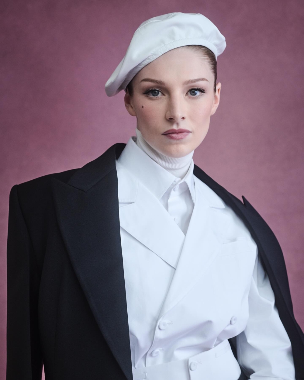 Hunter Schafer選穿Prada黑與白的極簡配色造型