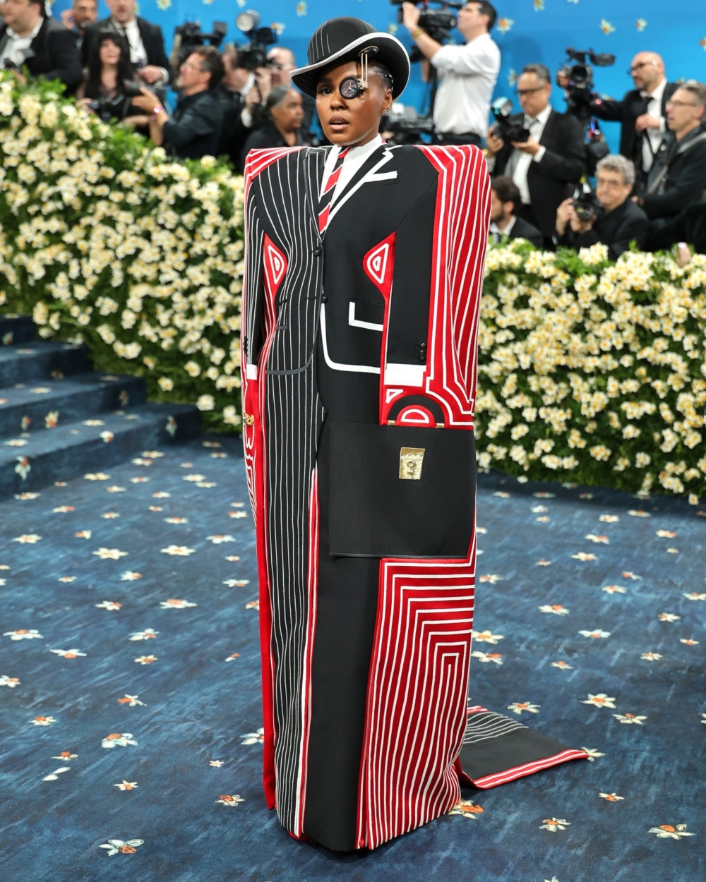 Janelle Monáe穿上紅與黑撞色的立體剪裁西裝洋裝
