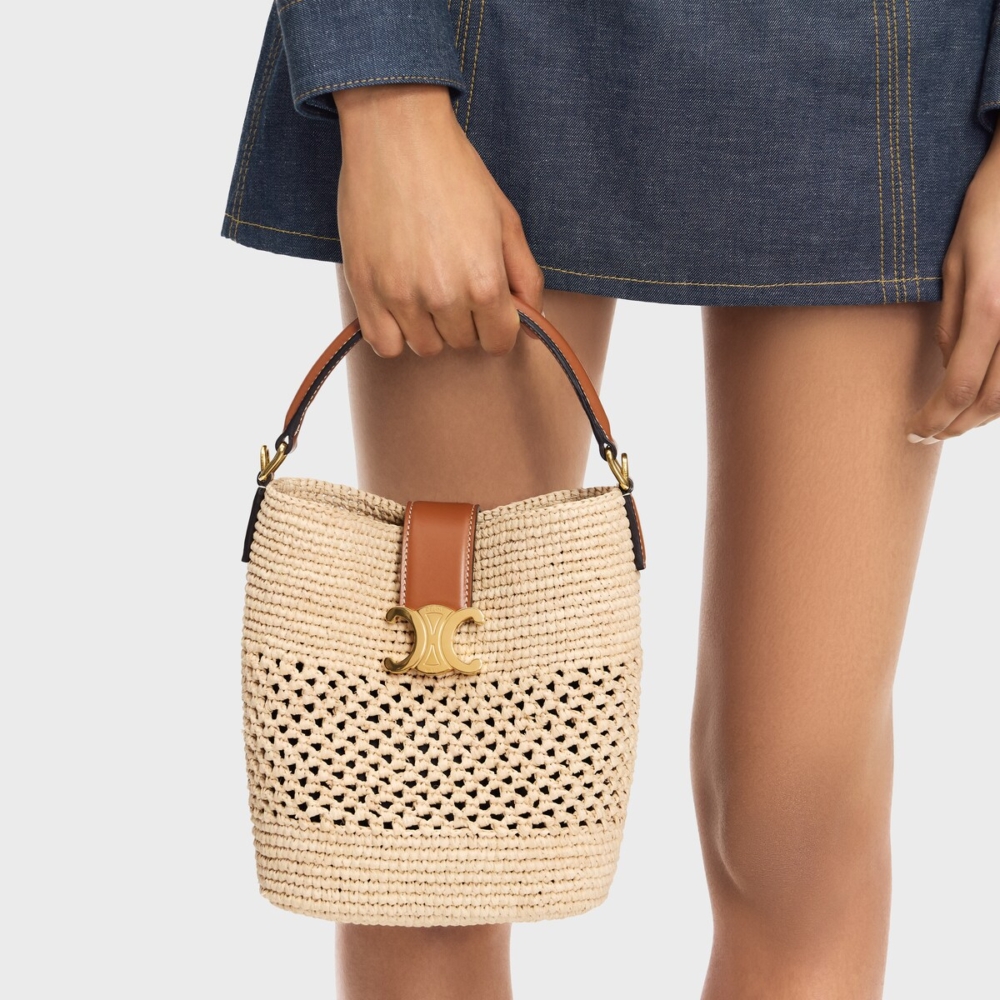 模特兒詮釋SMALL LOUISE BUCKET。