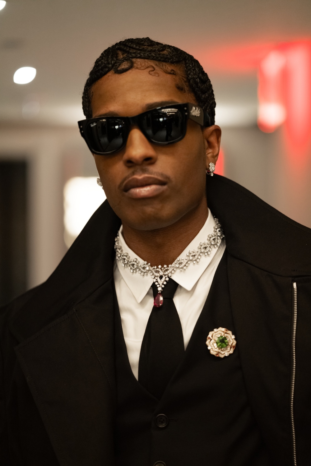 A$AP Rocky配戴BVLGARI 高級珠寶系列鉑金頸鏈、BVLGARI 高級珠寶系列玫瑰金胸針、BVLGARI 高級珠寶系列白金耳環、BVLGARI 高級珠寶系列鉑金耳環、BVLGARI 高級珠寶系列鉑金戒指、BVLGARI Serpenti 高級珠寶系列黃金及白金戒指、BVLGARI Octo Finissimo Ultra COSC 腕錶