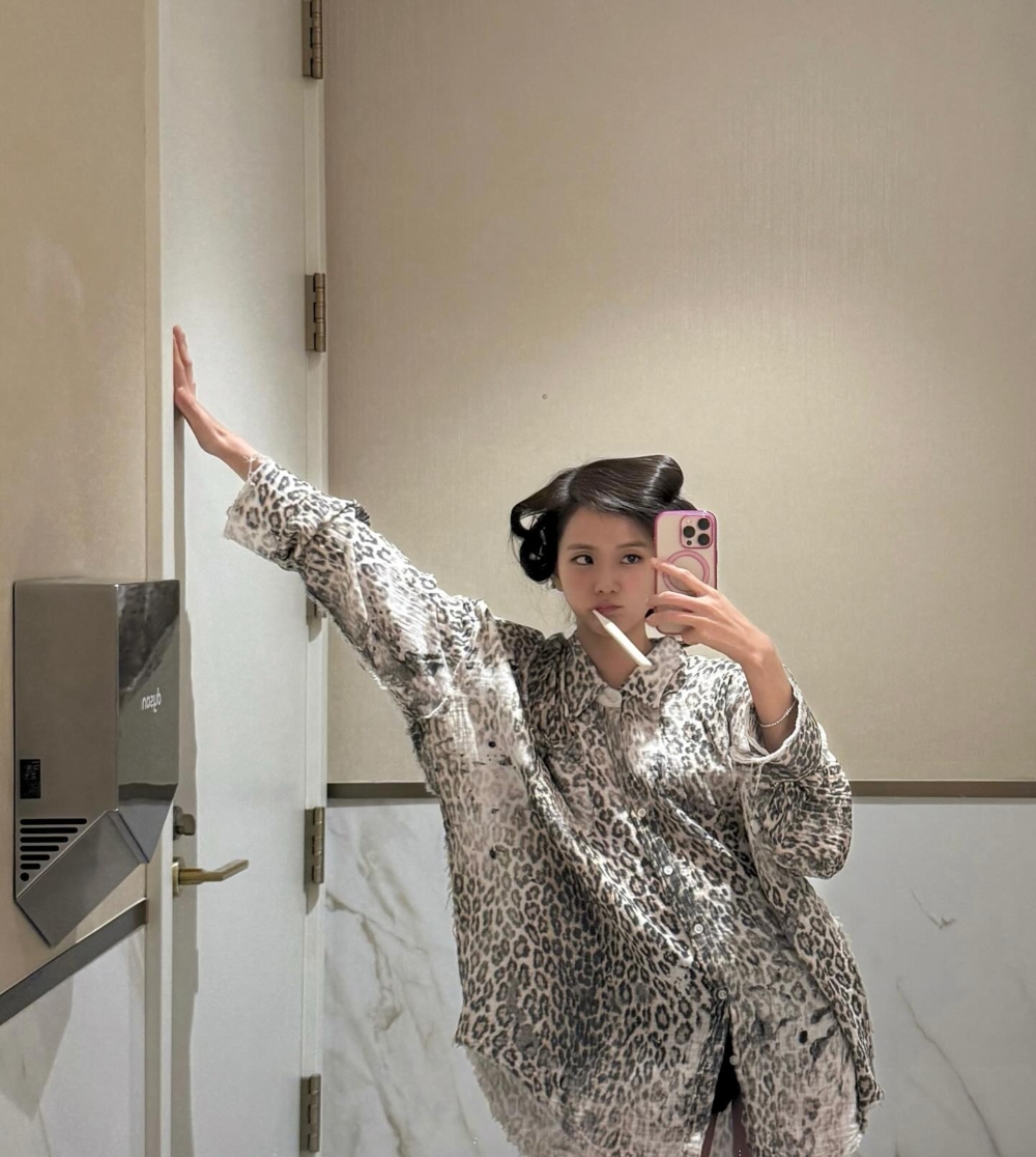 建議在頭髮微乾或完全乾燥後，距離髮絲約15～20公分均勻噴灑