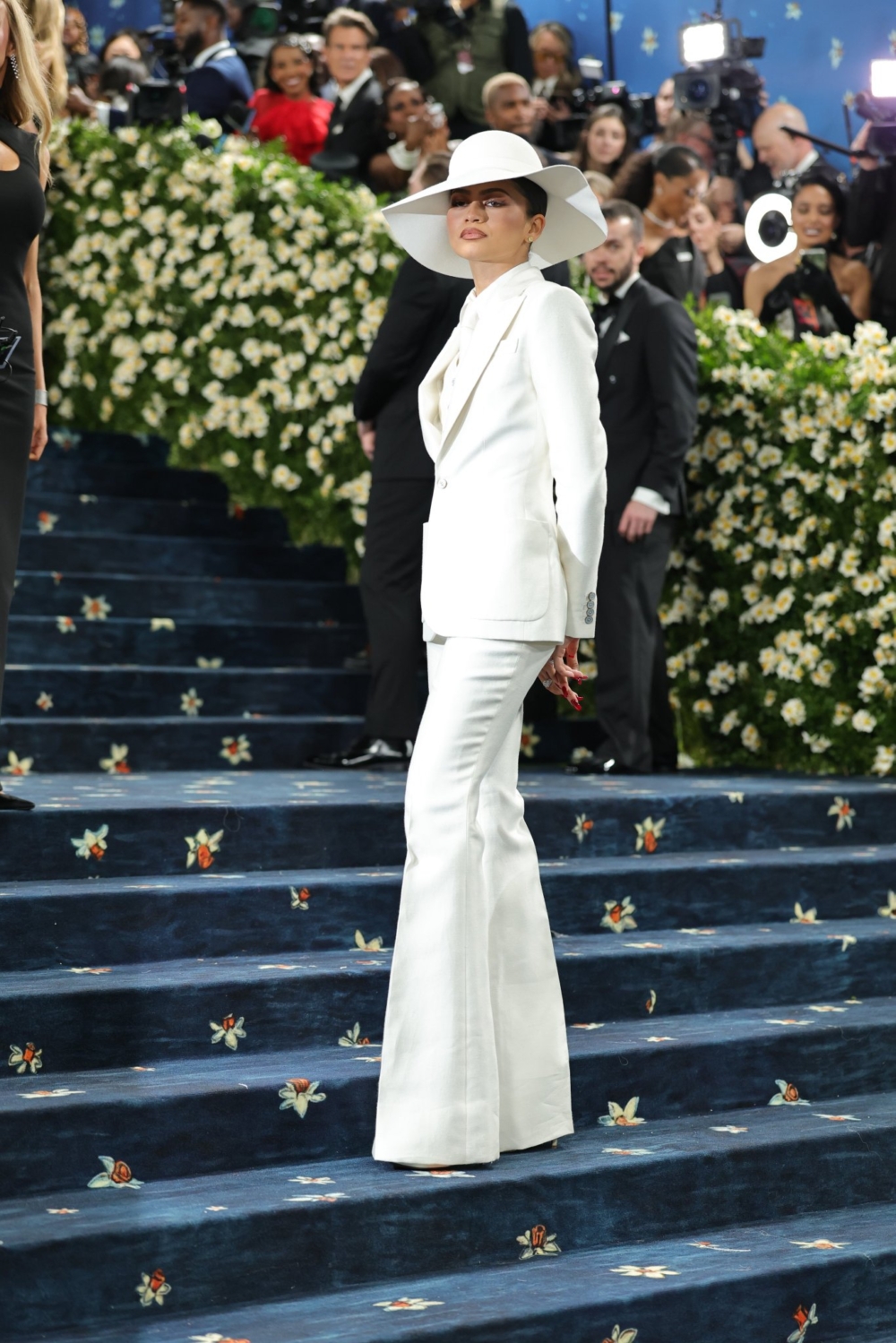 Zendaya以一襲象牙白的 Louis Vuitton 訂製長褲西裝亮相