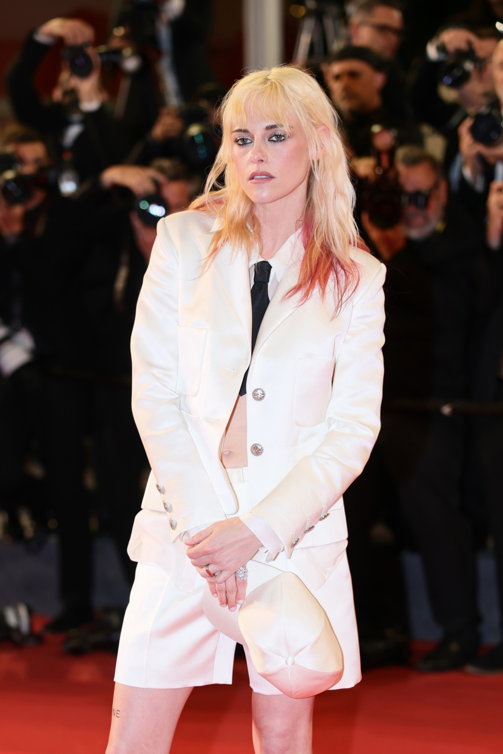 Kristen Stewart 以 CHANEL 白色短褲西裝帥氣現身康城首映