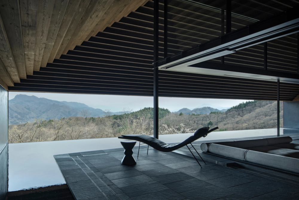 空間的核心是一條15公尺的無邊際泳池。