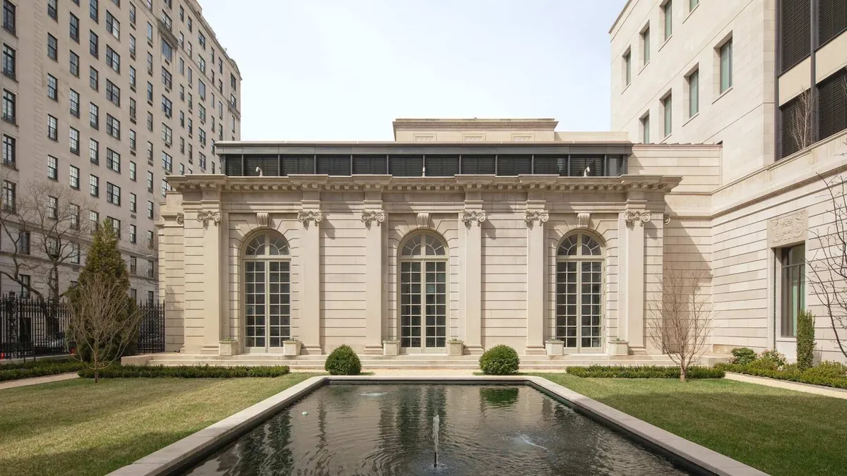 紐約第五大道上的弗里克收藏館（The Frick Collection）