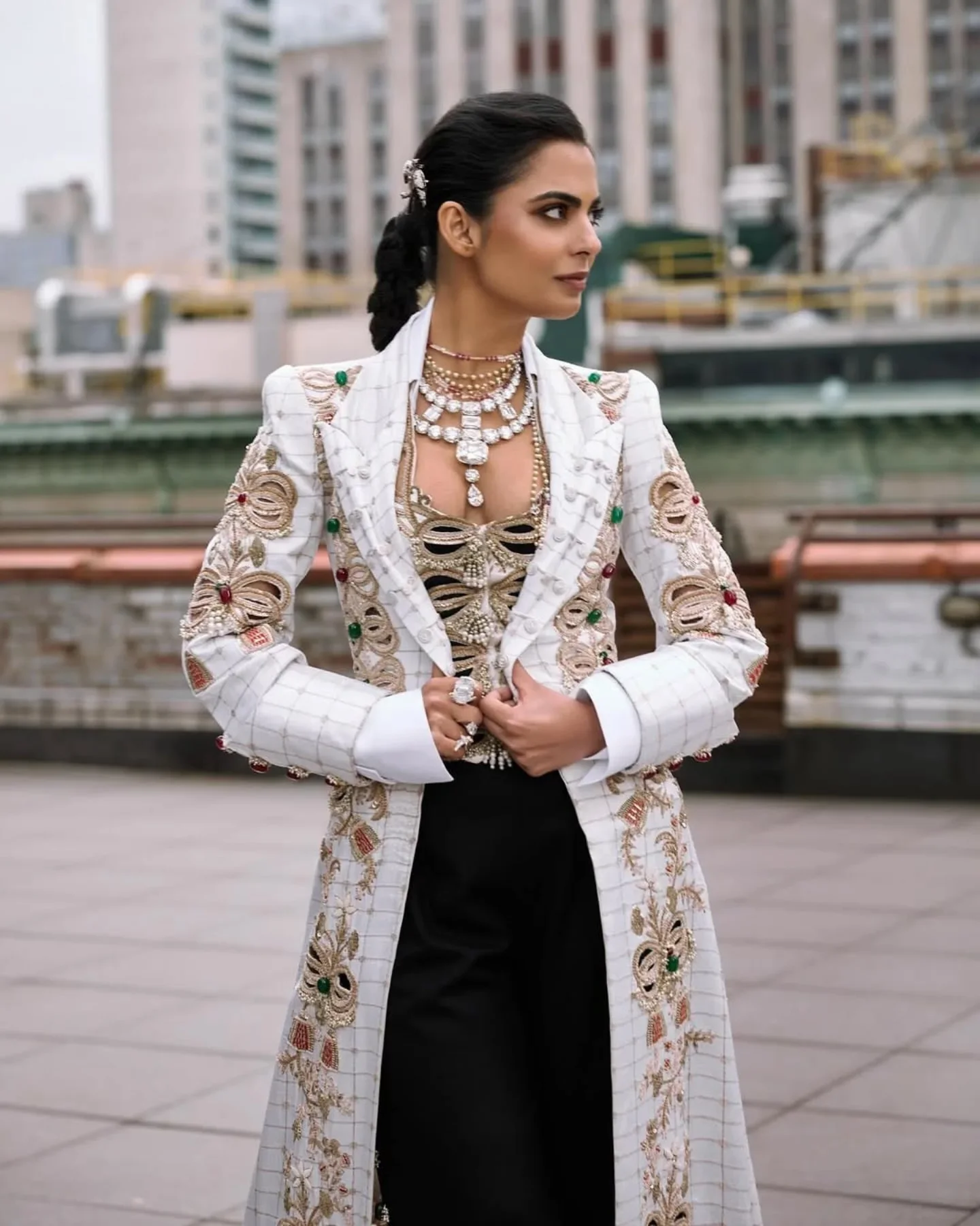 Isha Ambani此刻的現身，以及她所佩戴的這條極其相似的項鍊，彷彿將電影情節中的虛構畫面，奇妙地搬到了現實世界的紅毯之上