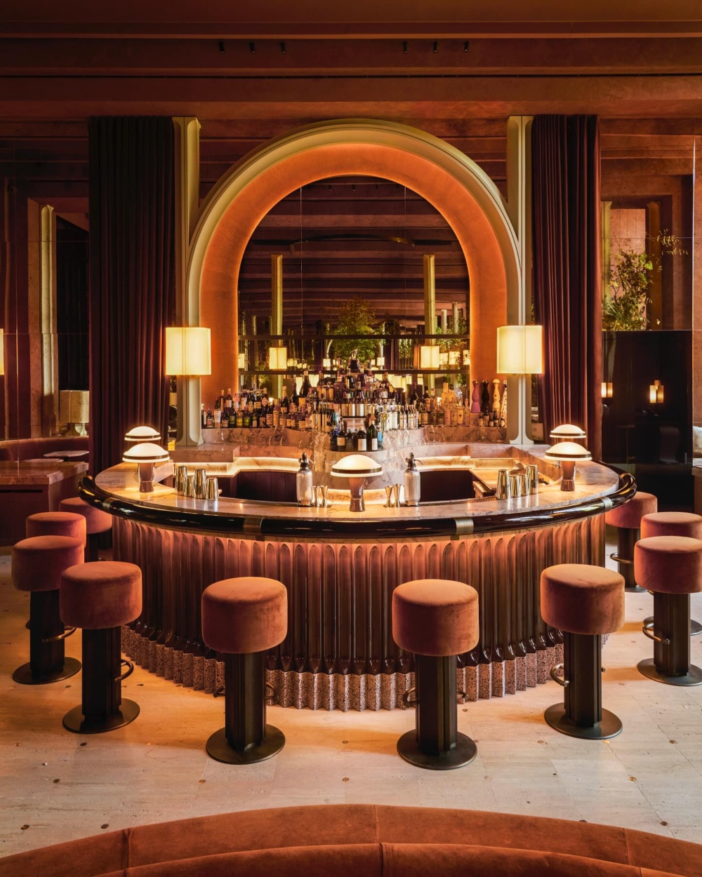 走進咖啡廳，映入眼簾的是典雅與摩登交融的景象